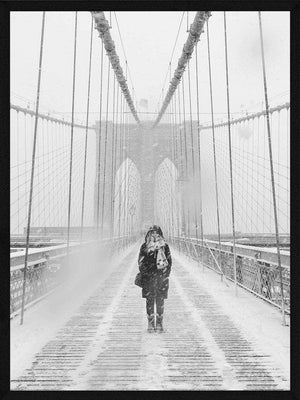 Kvinde på snedækket bro plakat personer