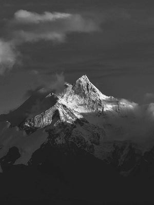 Bjergtop i sort/hvid plakat natur
