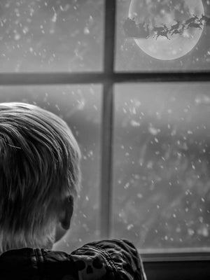 Dreng ved vindue juleplakat juleplakat